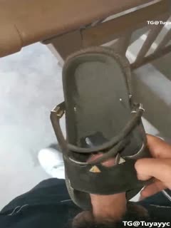 跟踪白嫩学生妹 射妹妹性感凉鞋