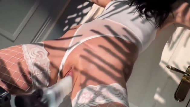 夕阳西下，炮机攻击模特身材的美女机炮骚逼白虎