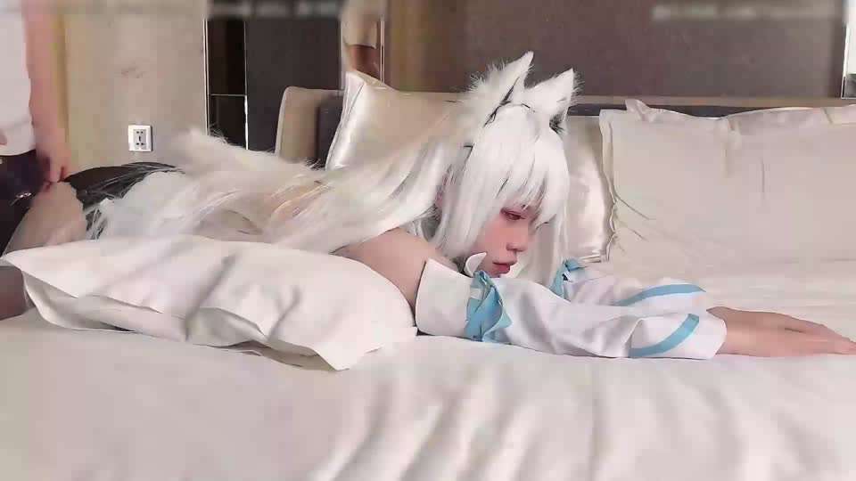 把hololive的小白狼后入到翻白眼～萌萝就是乖巧，直接抱着操性交二次元母狗美臀