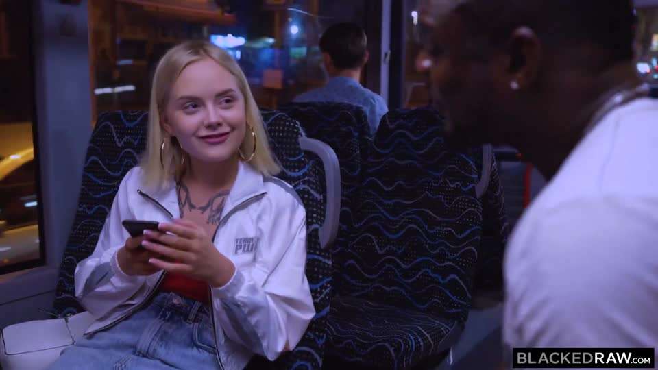 痴汉公交车白虎3P骚逼舔逼露出性交