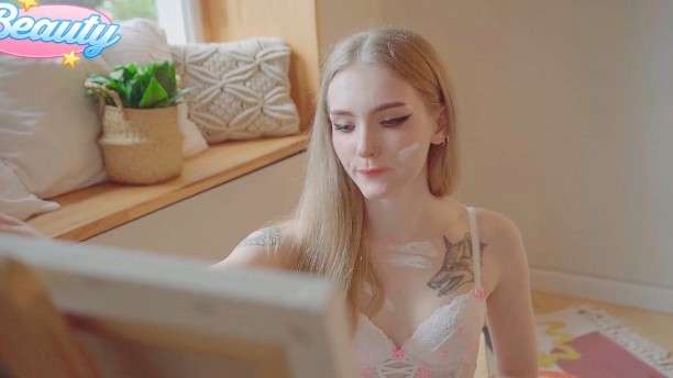 of超美清纯又性欲强烈的高颜值美眉Dolly Rud 20岁极品白嫩身材，顶级蜜臀！白虎射精骚逼挑逗性交