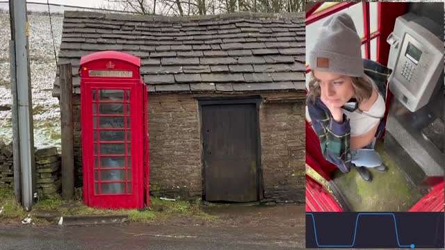 Serenity Cox，在公共电话亭里偷偷塞跳蛋高潮，露出一副淫荡的模样，完全沉浸在欲火炙烤的快感挑逗