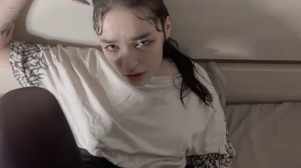 超高颜值冷艳小美人眼神勾丝吸吮肉棒爆操白虎穴白虎人妻挑逗性交