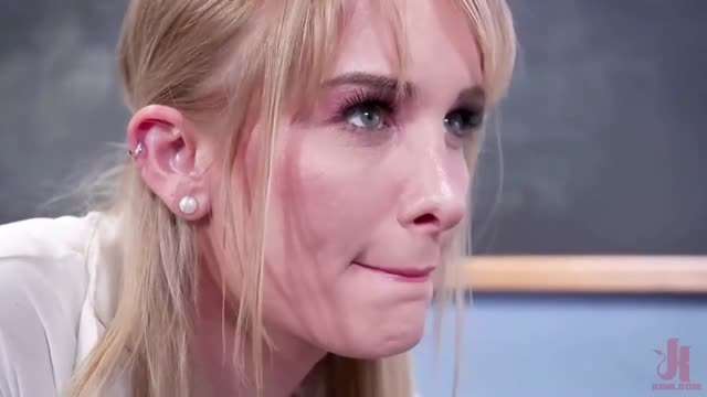 【欧美】黛西与女同事被不得不屈服的投资人操射精双飞骚逼挑逗母狗性交SM