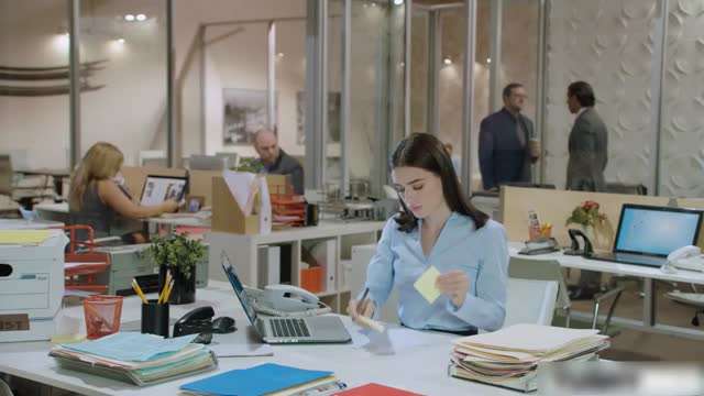 黑发贫乳萝提供免费抽插机会耐操性交挑逗骚逼射精