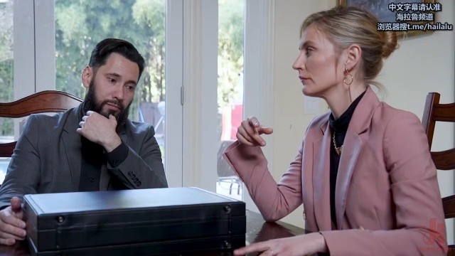 父亲去世后 ，在宣读遗嘱时，常年在外、刚从“静修”回来的妹妹阿什莉意外地继承了公司51的控股权 。射精双飞骚逼挑逗性交SM