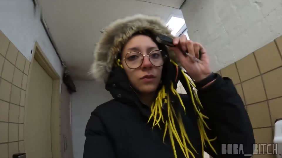 【Boba_Bitch】深夜露出自慰、户外露出碰到陌生人交谈后随意干露点挑逗人妻骚逼