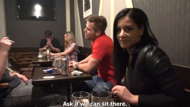 酒吧找刺激，搭讪陌生情侣一起玩多P多人运动白虎3P骚逼人妻挑逗舔逼性交