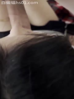 美女高中生爱坐地上吃吊，疯狂吃几把津津有味的